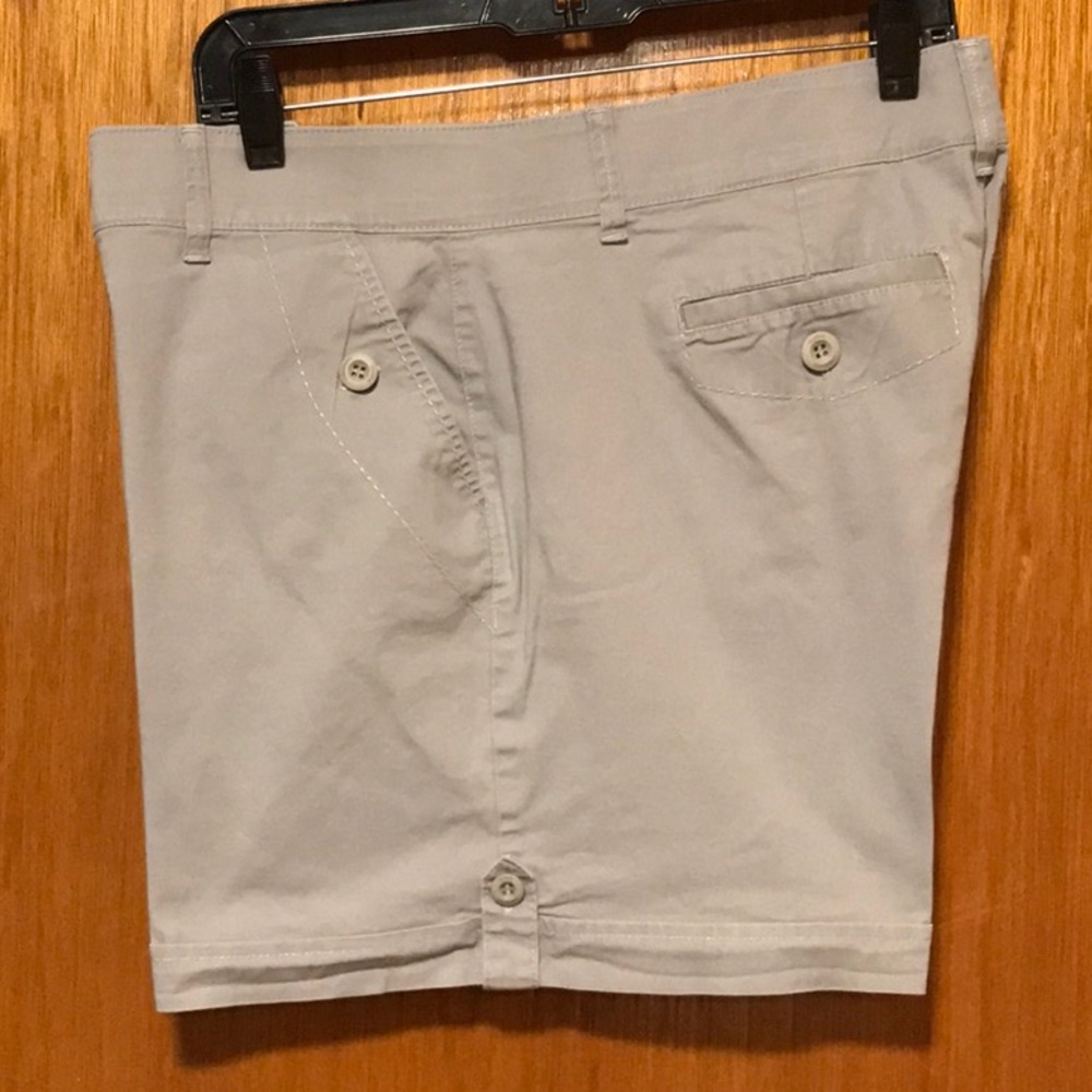 Gloria Vanderbilt Tan Shorts Size 14